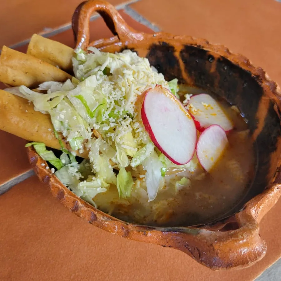 Pozole estilo Guerrero en cazuela de barro