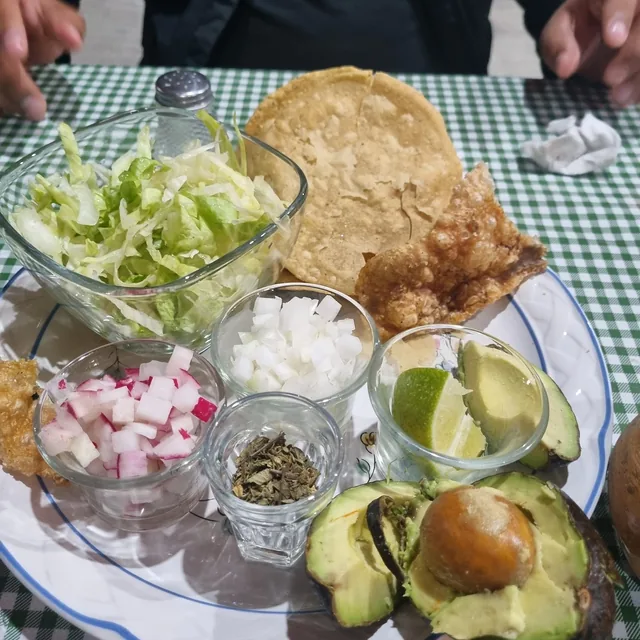 Tacos dorados y tostadas